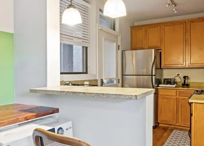 Designer 10 Min Walk To Wrigley Apartment *