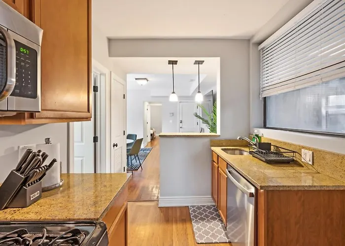 Designer 10 Min Walk To Wrigley Apartment *