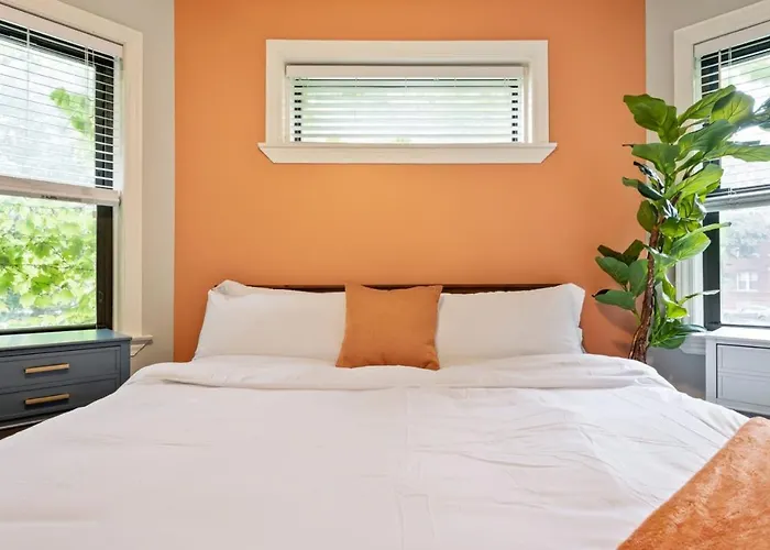 Designer 10 Min Walk To Wrigley Apartment *
