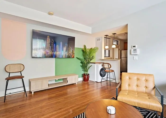 Designer 10 Min Walk To Wrigley Apartment